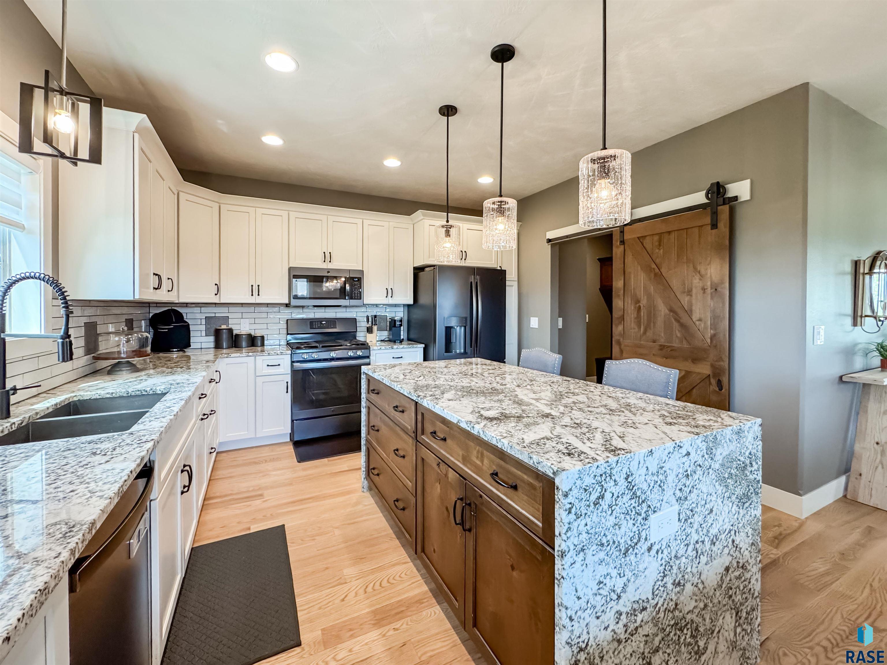 6913 E 37th St Street