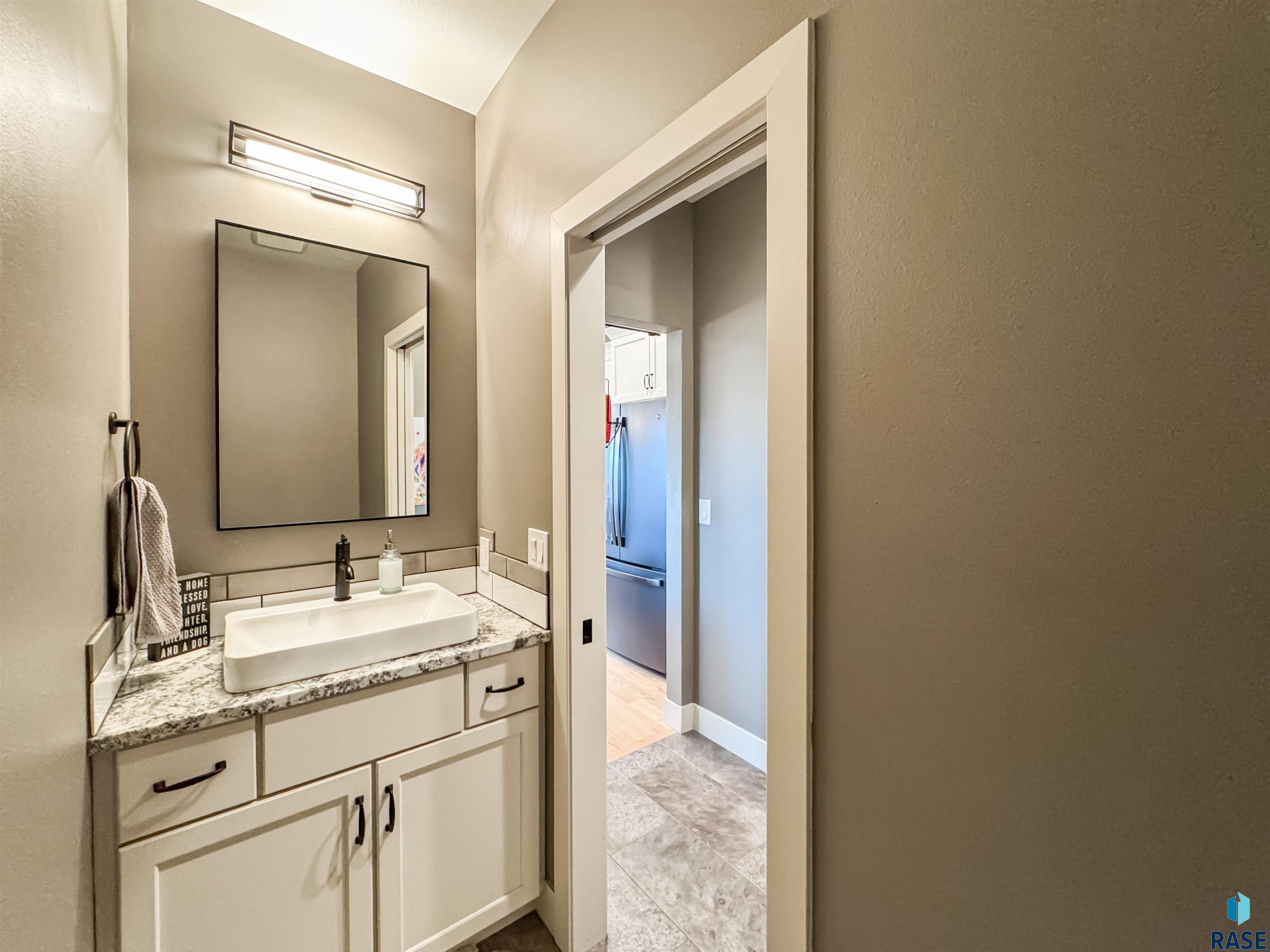 6913 E 37th St Street