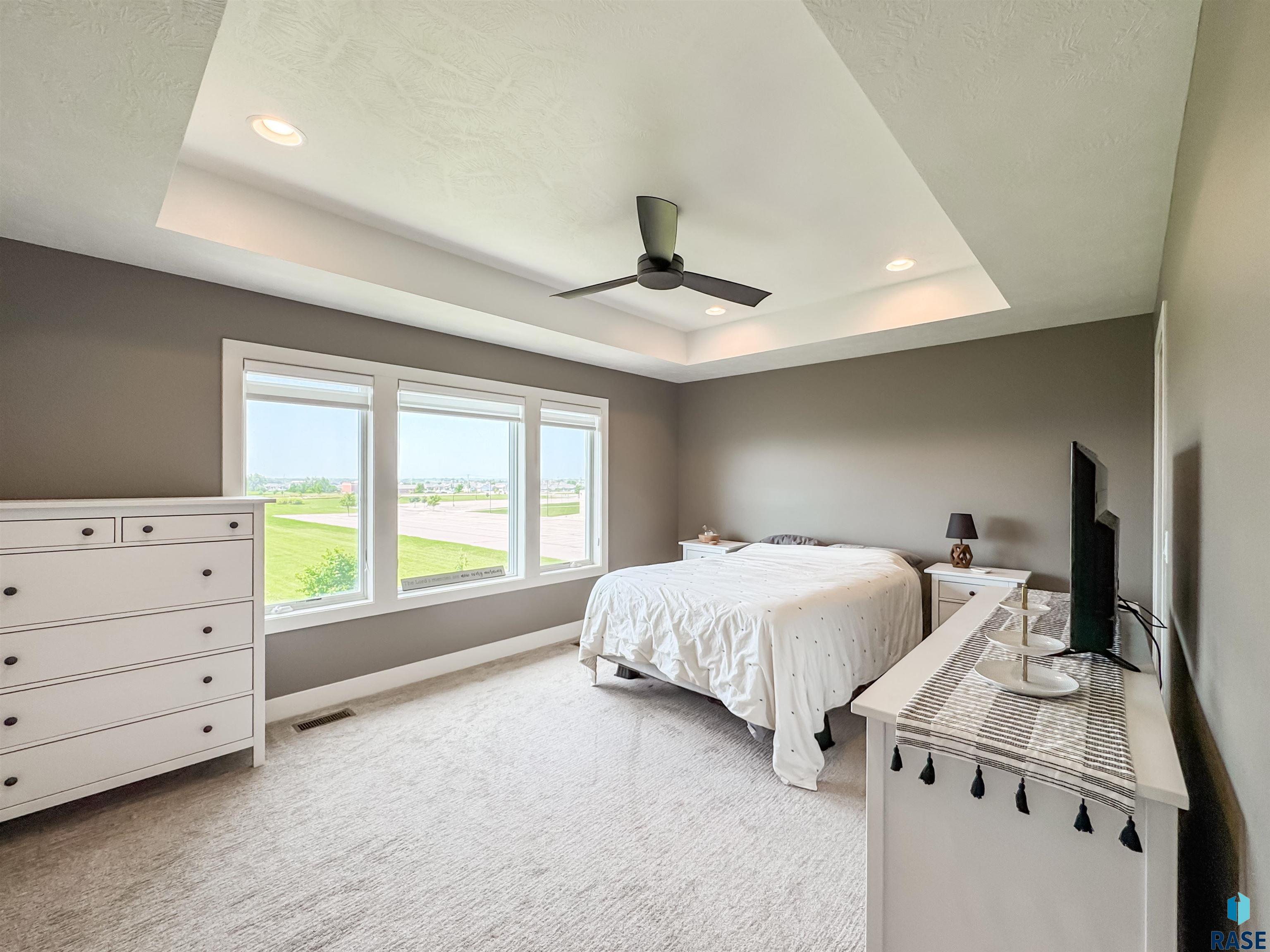 6913 E 37th St Street