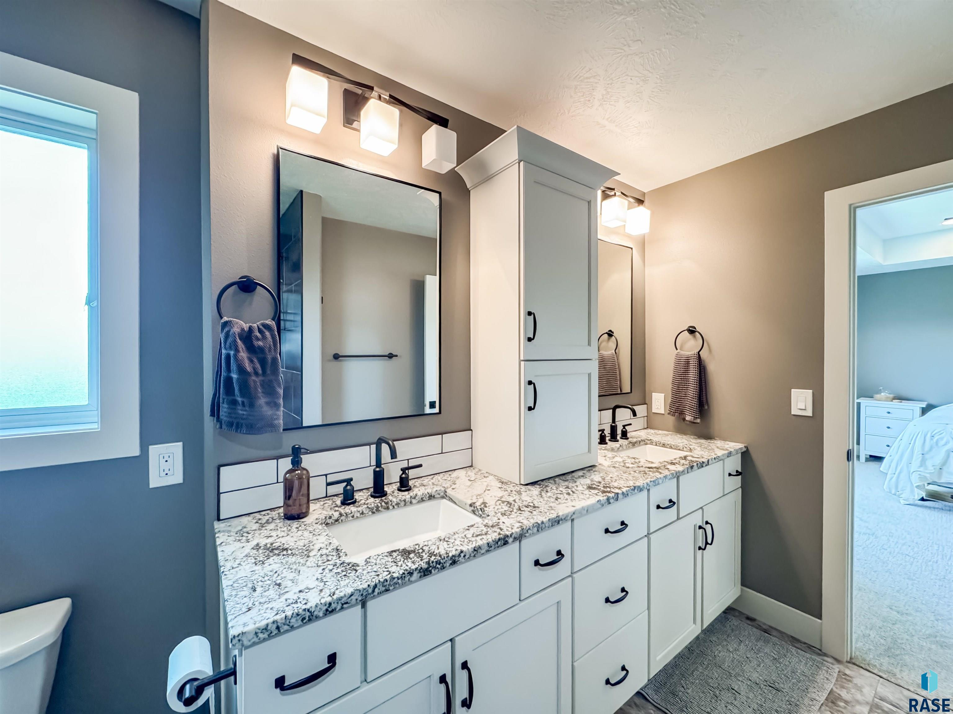 6913 E 37th St Street