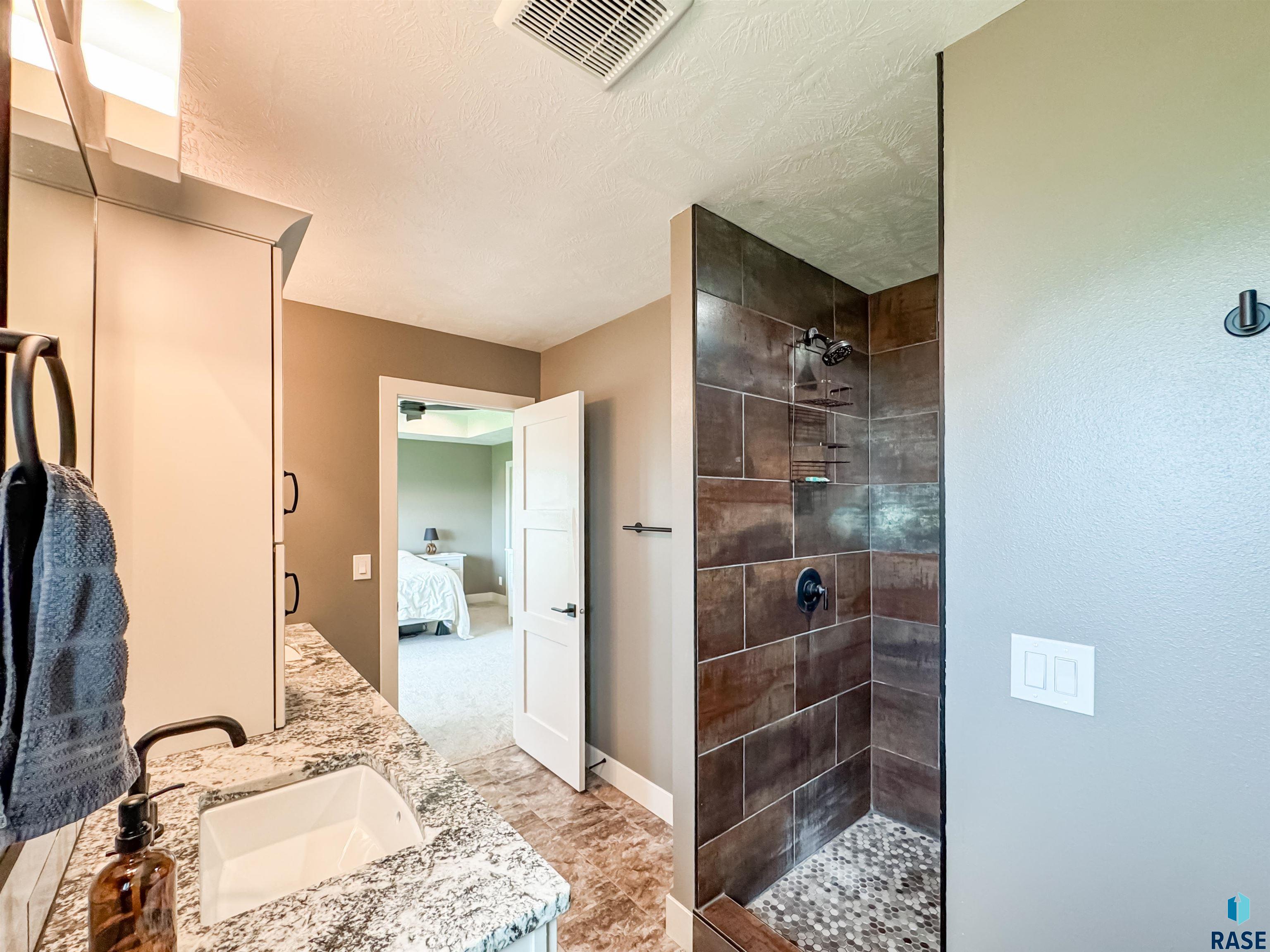 6913 E 37th St Street