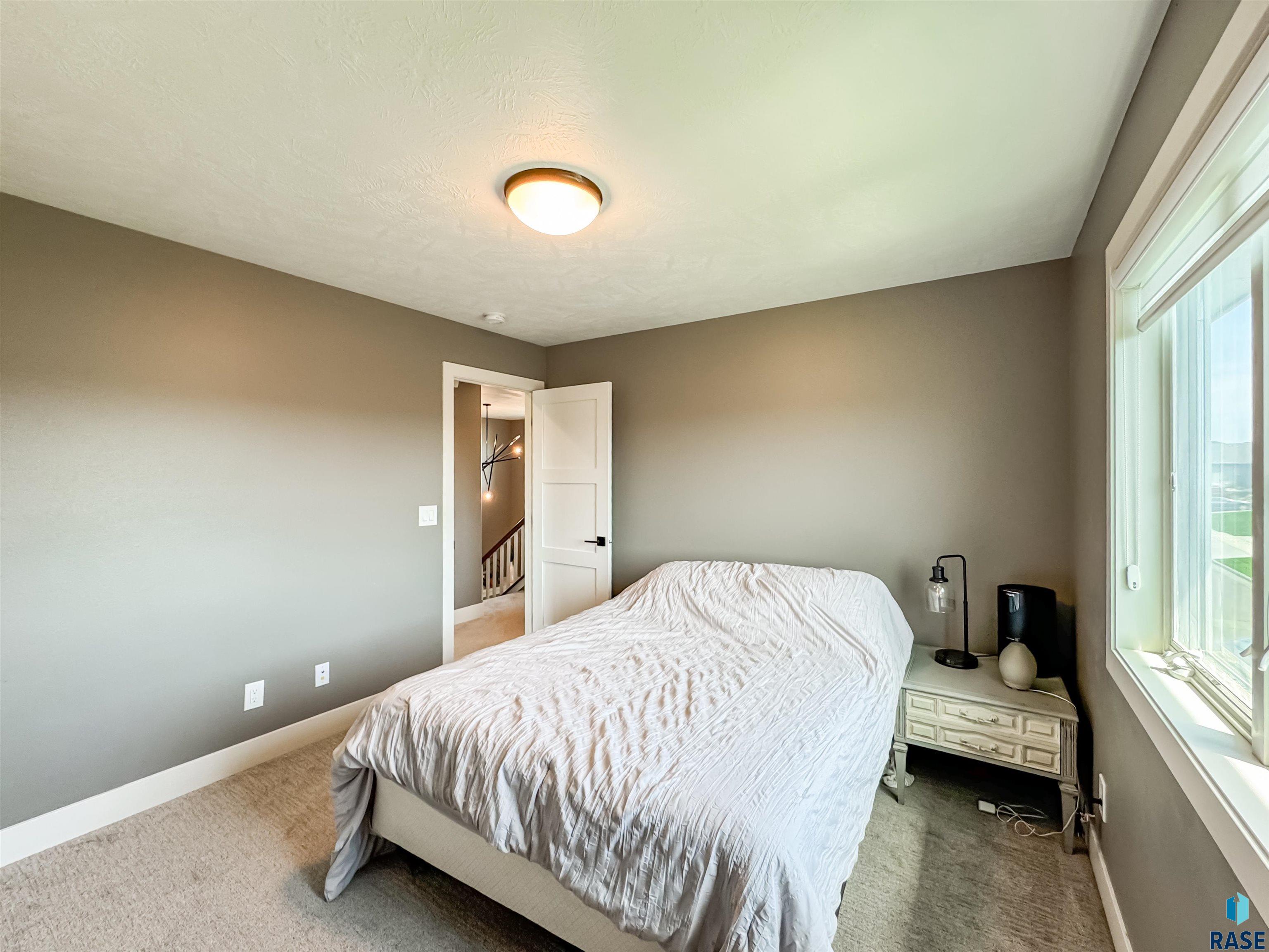 6913 E 37th St Street