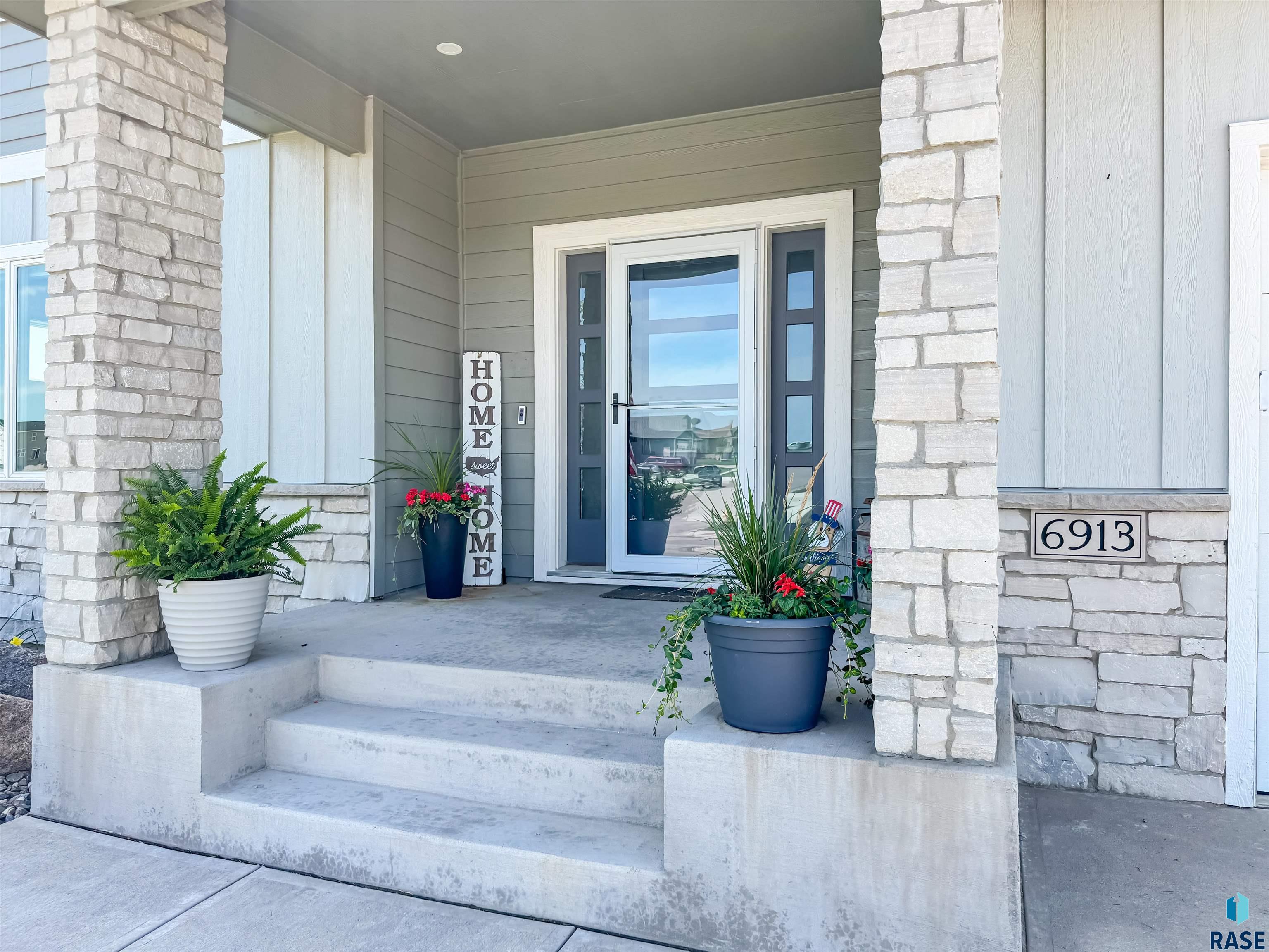 6913 E 37th St Street