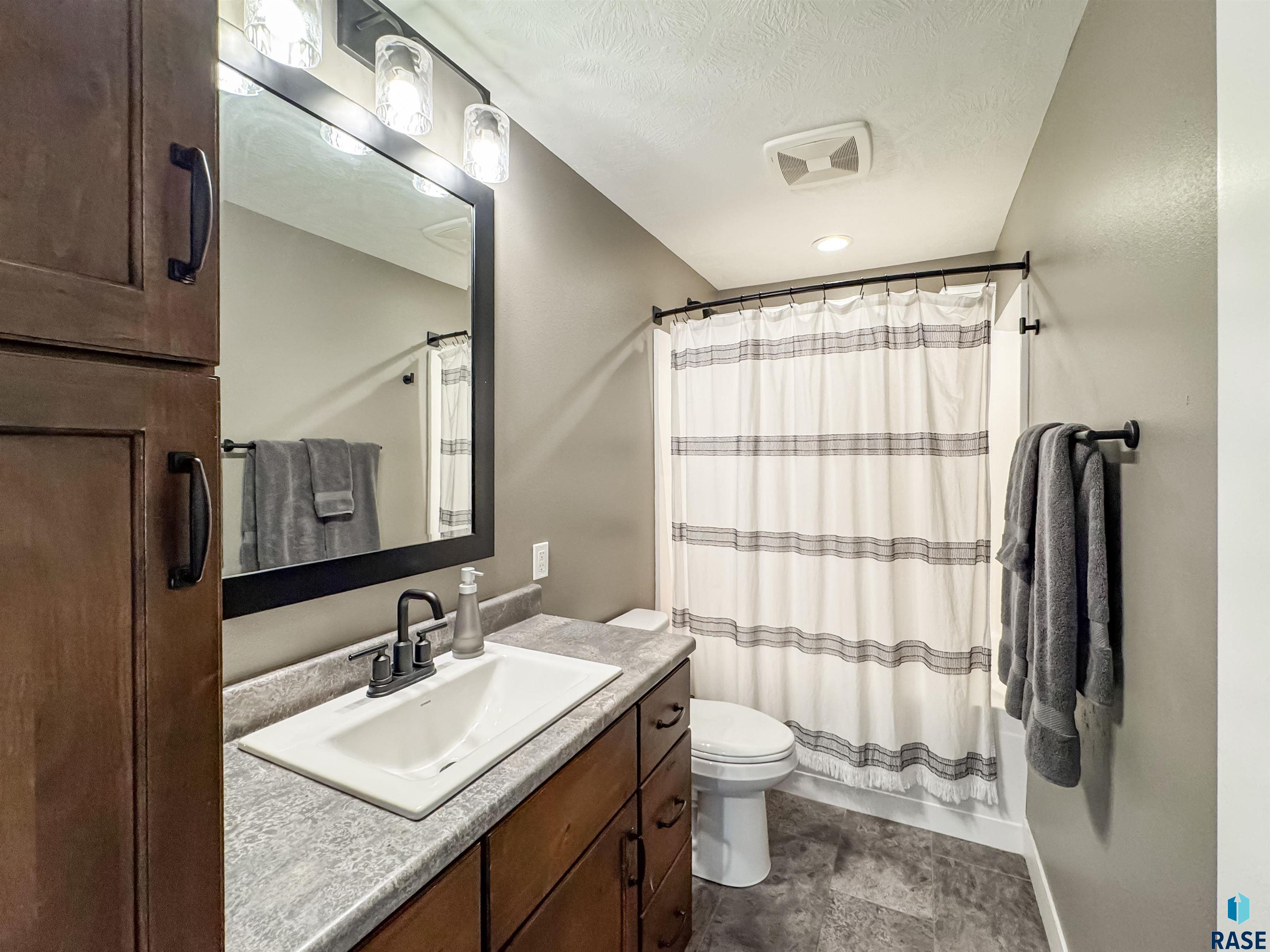 6913 E 37th St Street