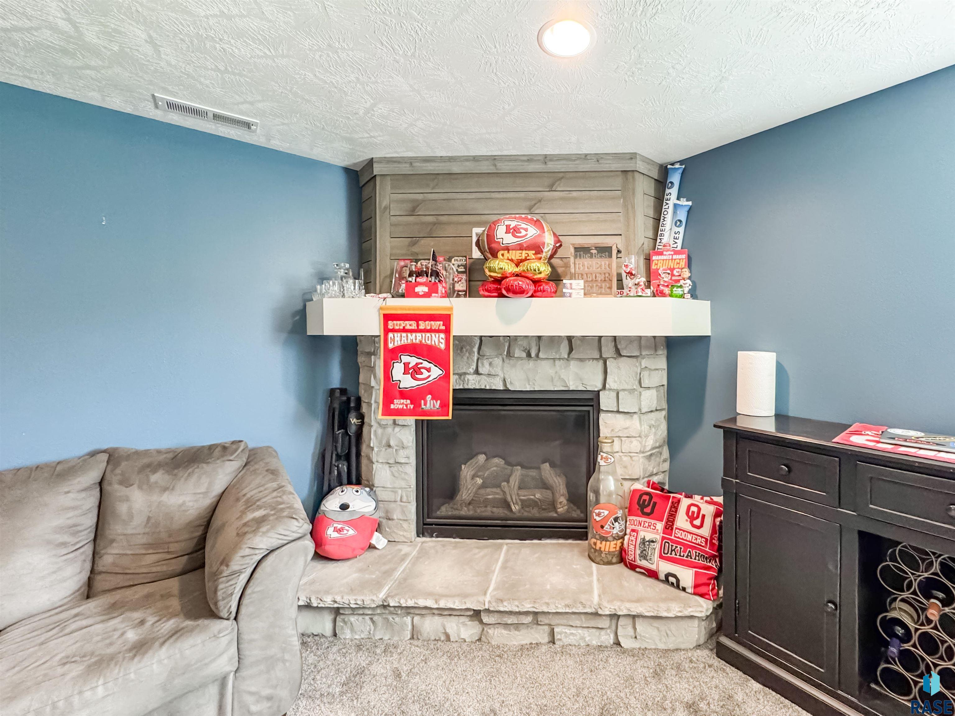 6913 E 37th St Street