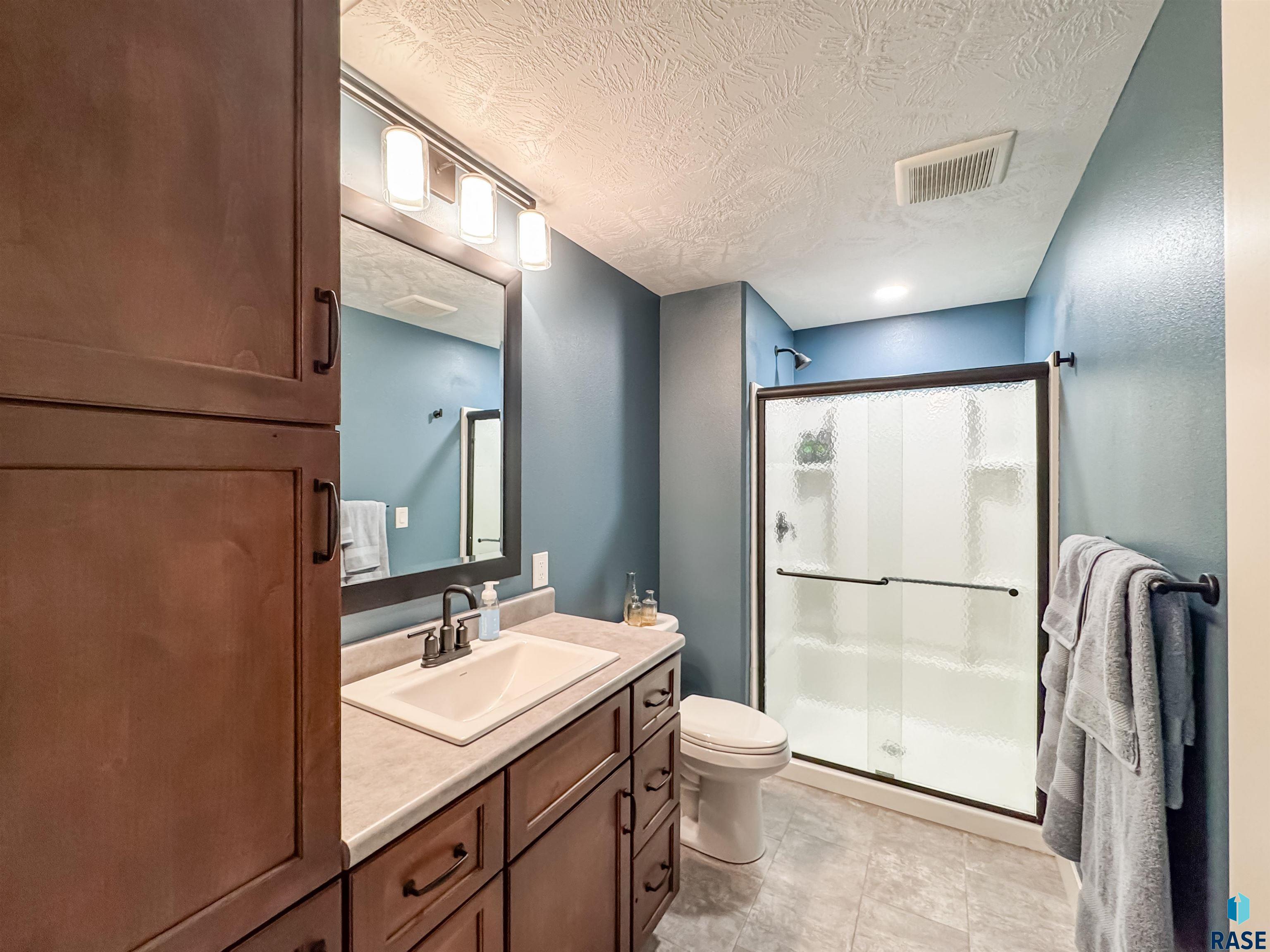 6913 E 37th St Street