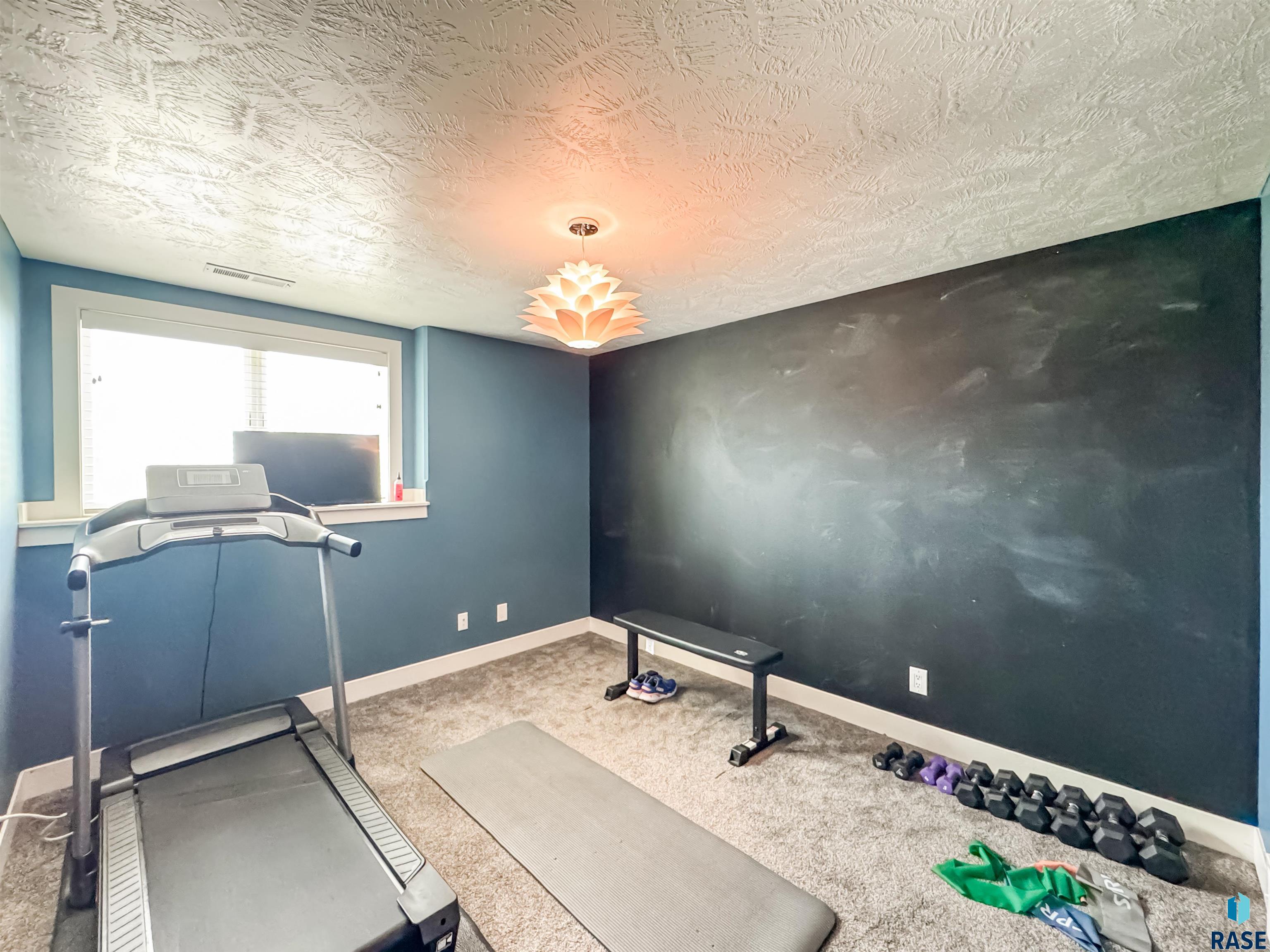 6913 E 37th St Street