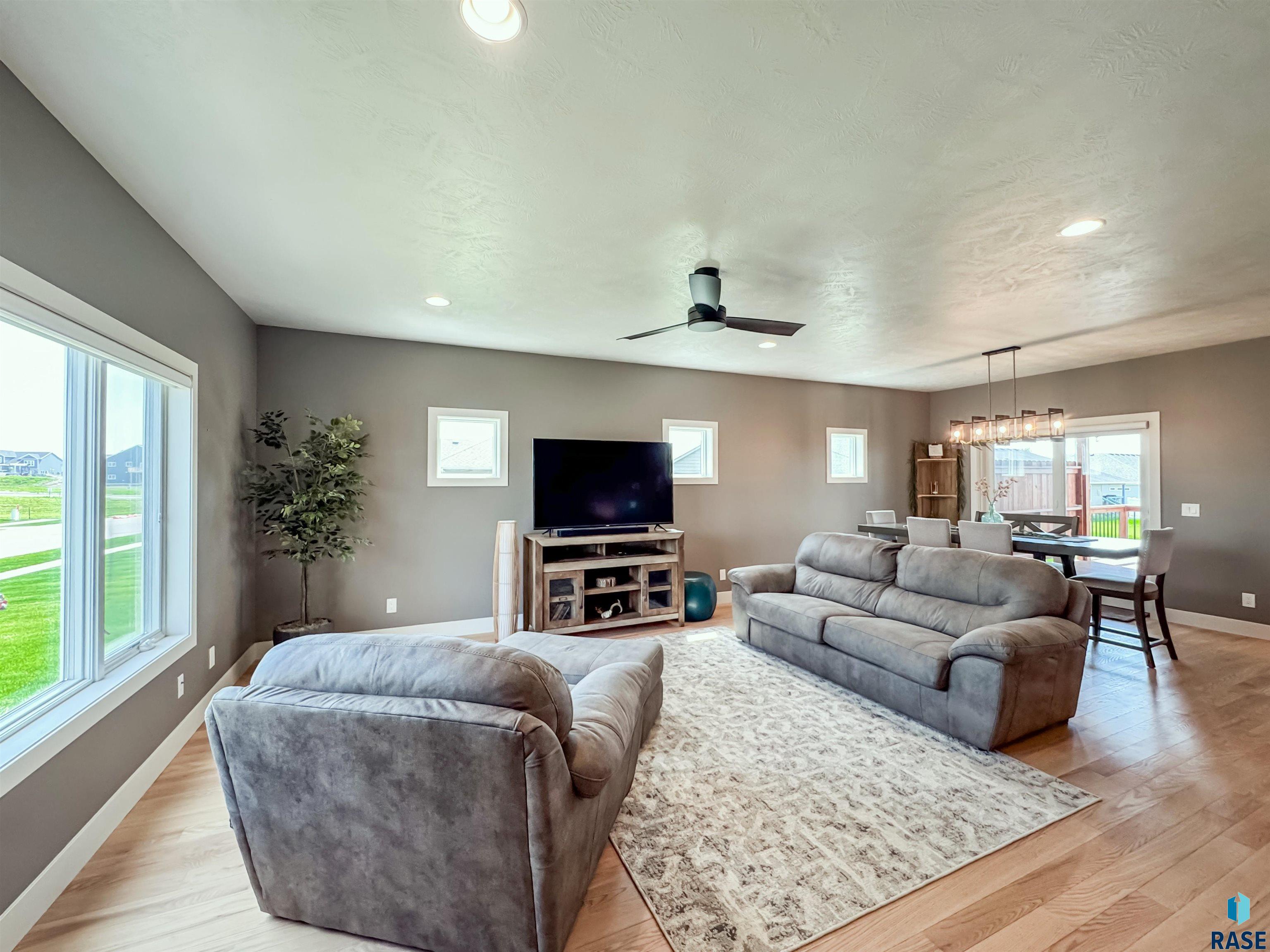 6913 E 37th St Street