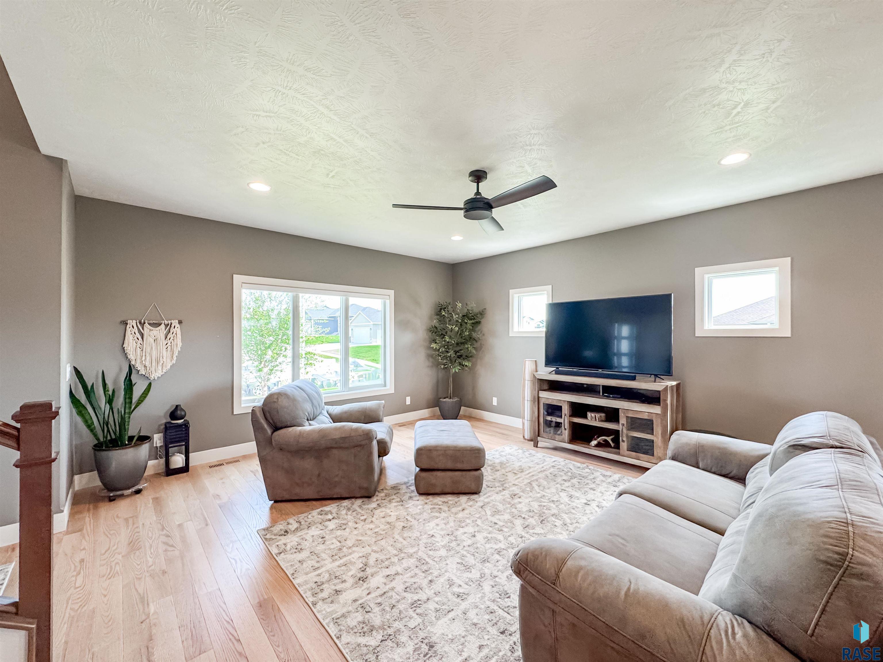 6913 E 37th St Street