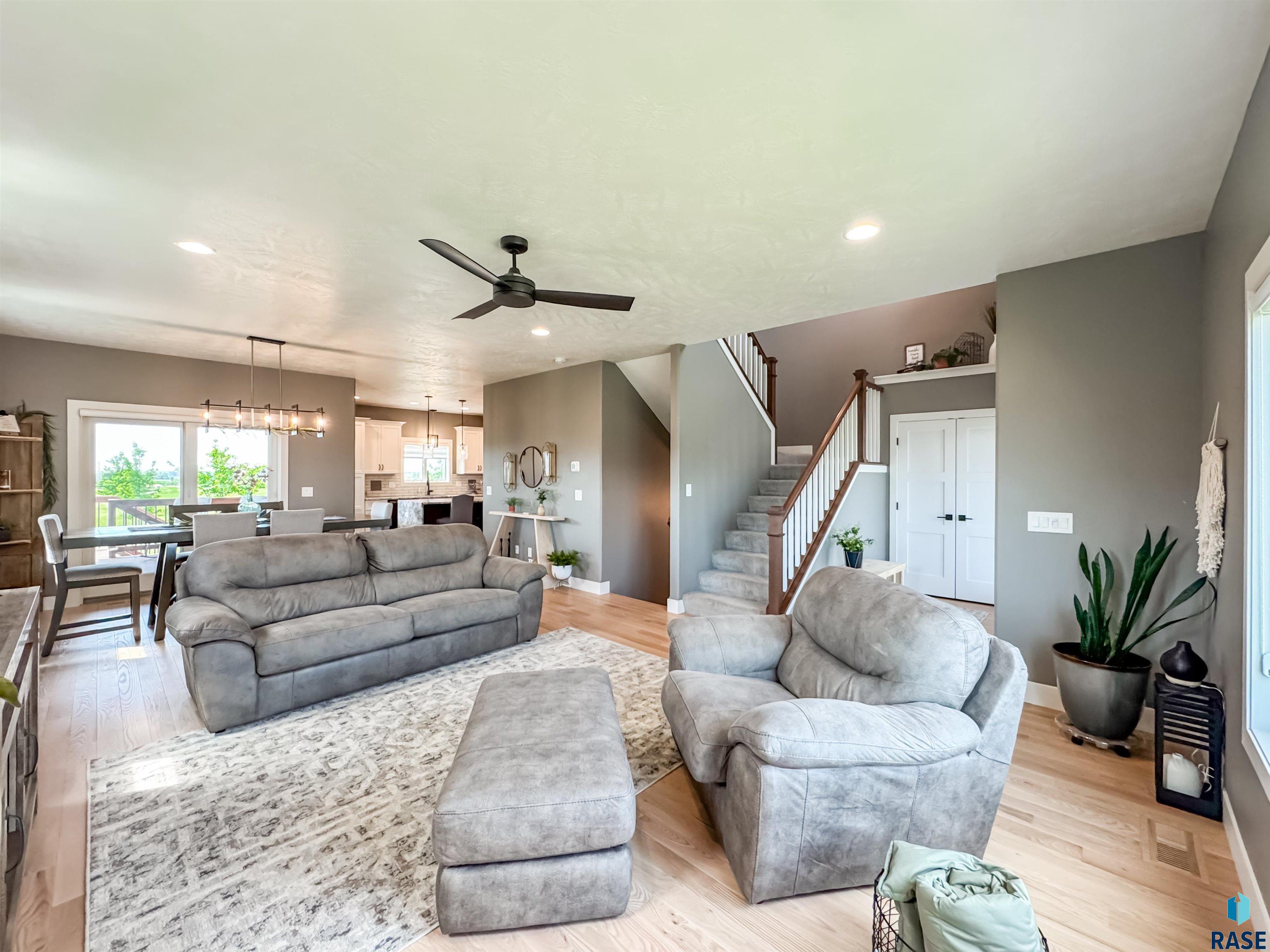 6913 E 37th St Street