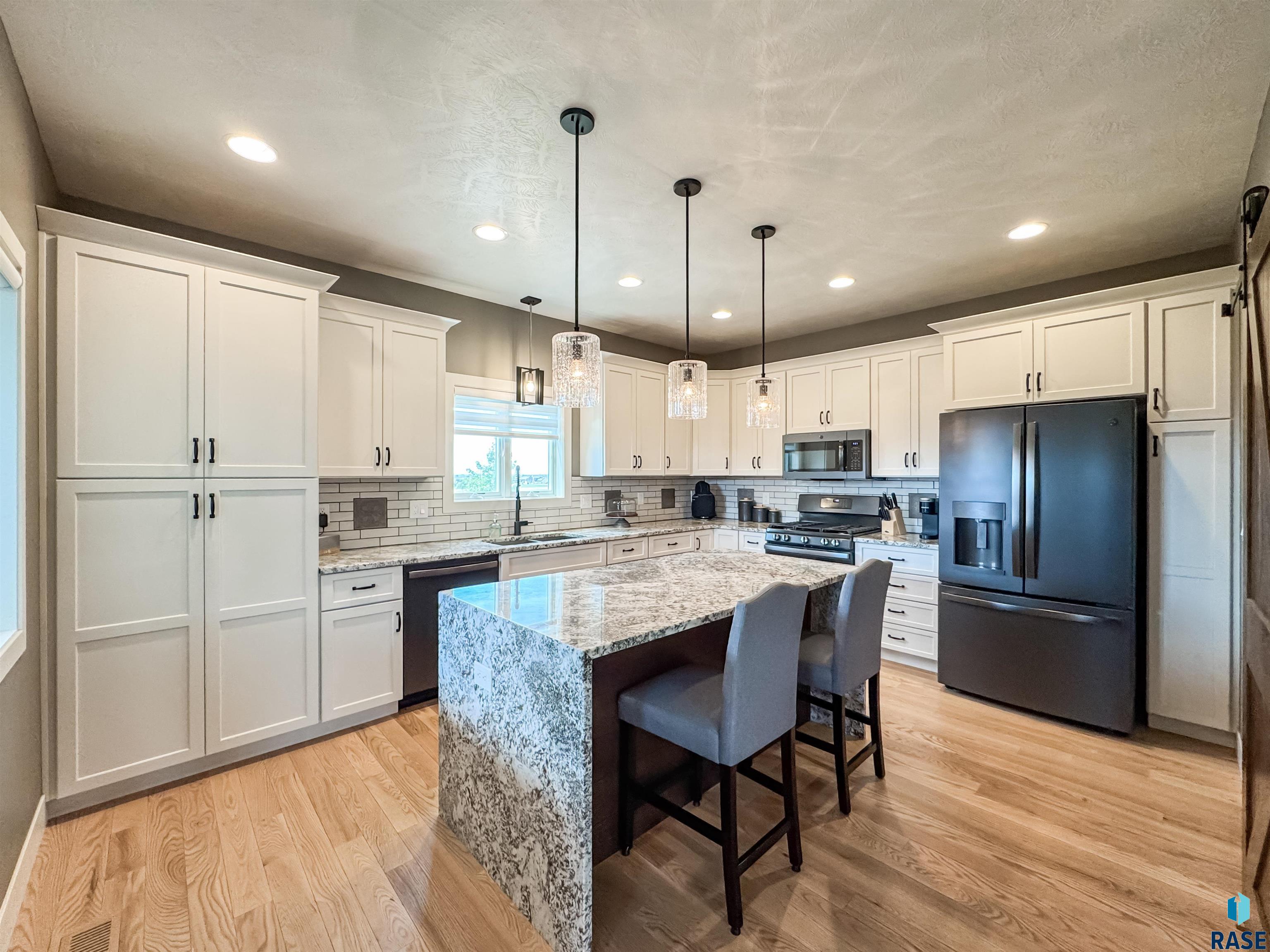 6913 E 37th St Street