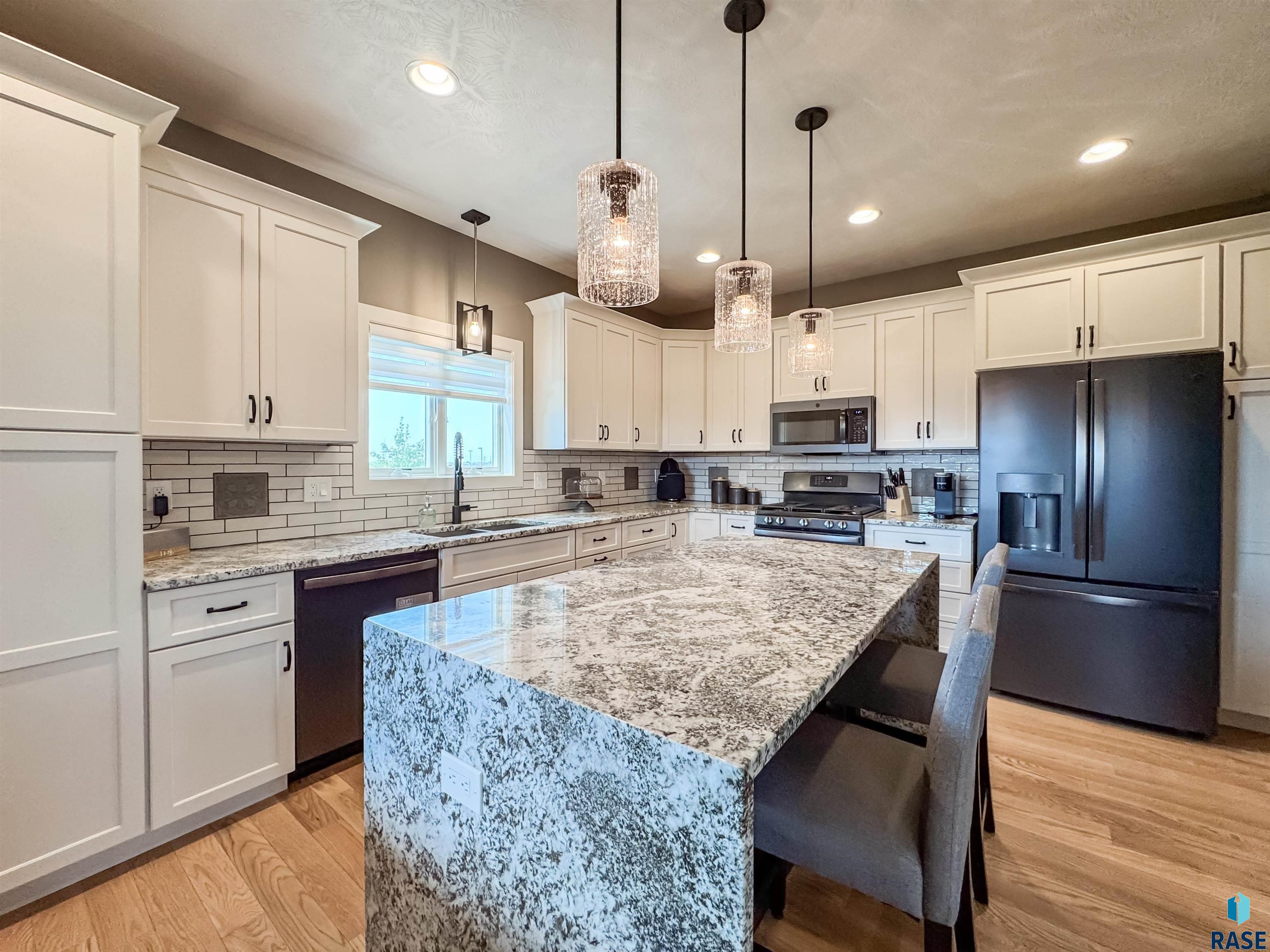 6913 E 37th St Street