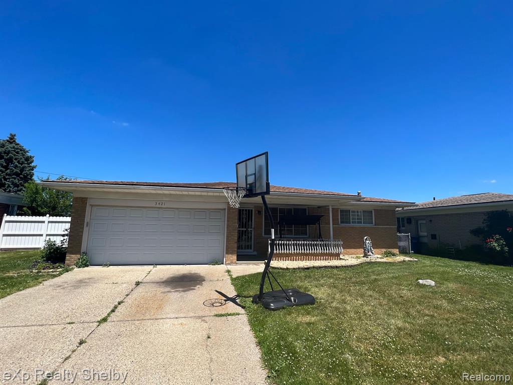 Welcome to this charming 3 bedroom 1 and a half bath brick ranch. Fall in love the second you walk in, Located near major freeways, restaurants parks and more !! Don't wait too long, This wont last long !!!