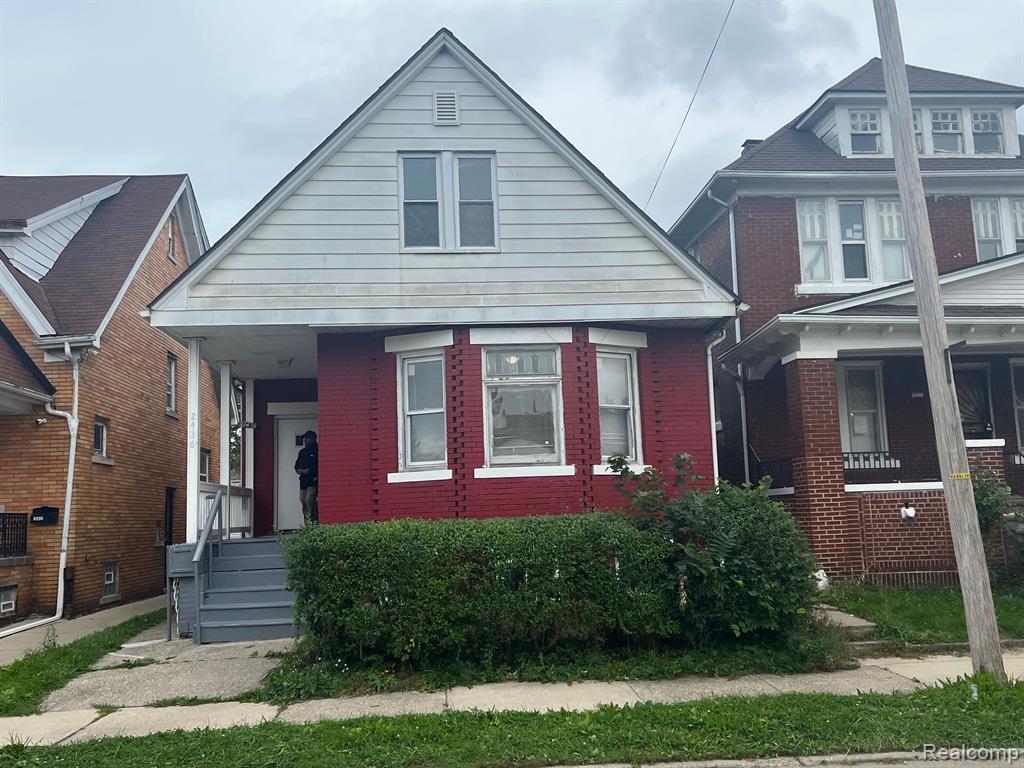 Beautiful brick home located in the heart of Hamtramck. A multi family that would be great for a family or for investment. This home features 5 bedrooms and 2.5 bath. First floor has 3 bedrooms with 1.5 bath. Second floor has 2 bedroom and 1 bathroom. All appliances are included on each floor. BATVAI