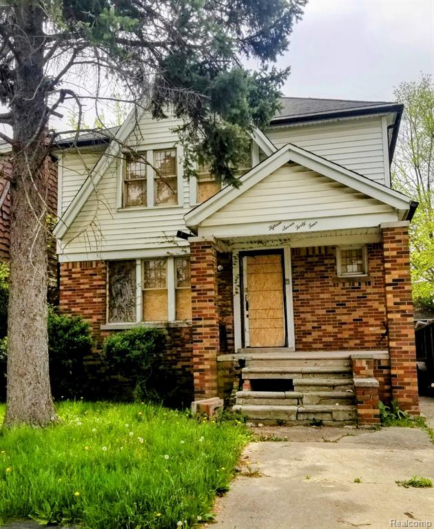 Great colonial with nice hardwood floors thru out. Huge potential on this fixer upper located within throwing distance of I-94. Great area. Foundation is solid. Needs some work but this would be a great family or investment home!