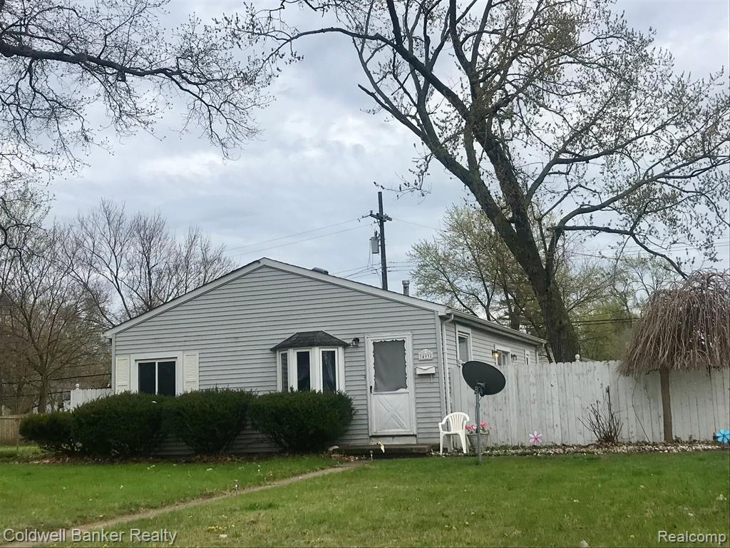 Super Cute Ranch home with wide open floor plan. Large bright Kitchen with door wall to Deck, perfect for entertaining! Huge fenced yard with Shed. Neutral and Bright! Professionally Managed. A Must See!