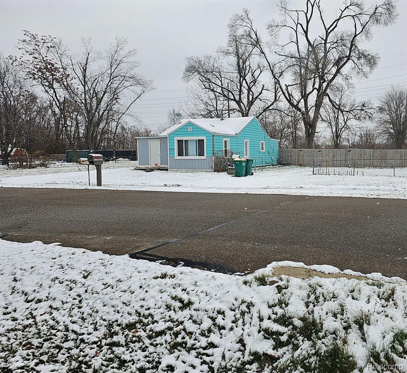 Great Opportunity to Own a Larger 3 bedroom, 1 Bath Home on a Huge Lot. Separate Dining Room, Fenced Back Yard, Detached Garage. Washer, Dryer and Hot Tub are Negotiable. Restaurants, Expressway Access, Shopping and Schools are Close By. Currently Tenant Occupied. Submit Your Best Offer Today.