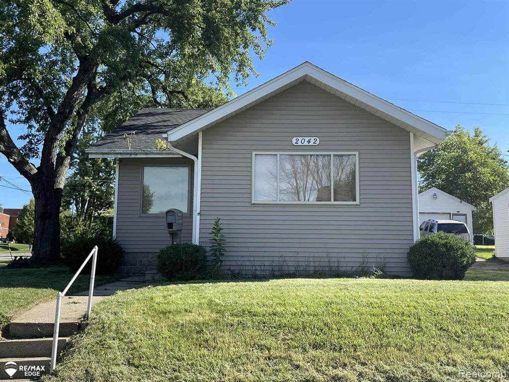 Trying to buy a home but cant find financing? This lease option/rent-to-own is the perfect option for you! Featuring two cozy bedrooms, a full size bathroom, and close proximity to Flint's college cultural area - this home is an excellent choice for first-time buyers, investors, or anyone in between!