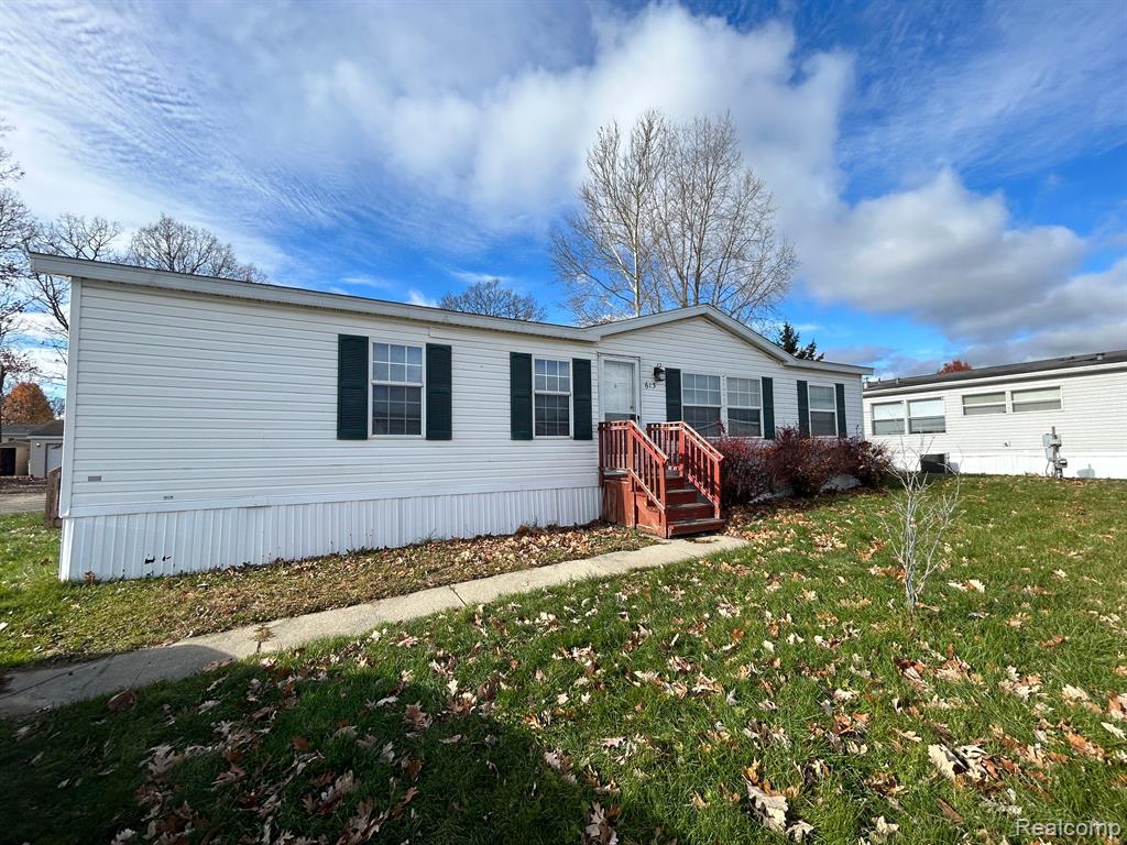 This mobile home is located in the highly desirable Pineview Estates. This unit is absolutely stunning and a must see for anyone searching in the area! With over 1,550 Sqft. 3 bedrooms and two full baths, this property would be an excellent place for you to call home!