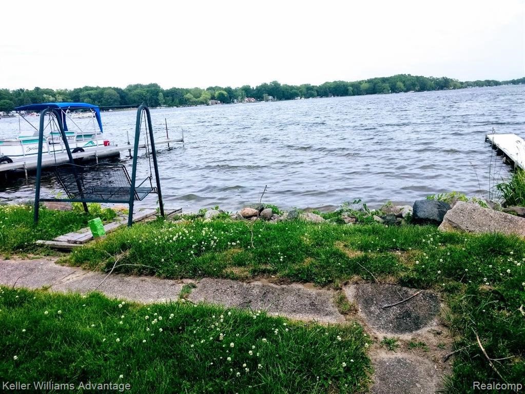 699 SUNRISE PARK ST, Howell, MI 48843
