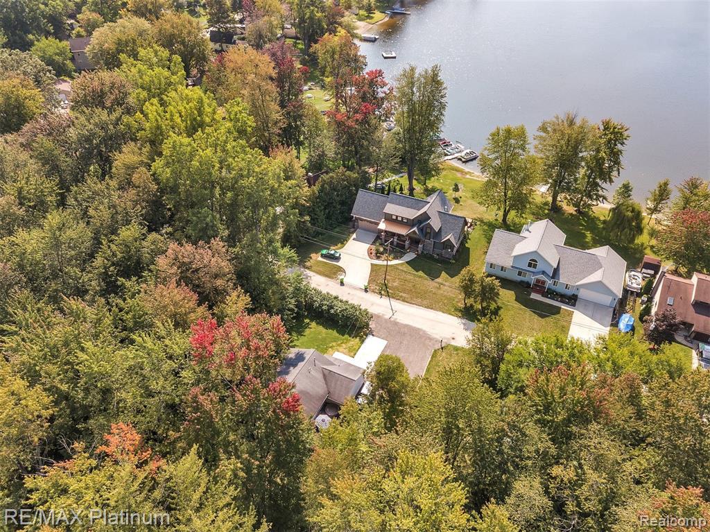 7912 LAKESHORE RD, WHITMORE LAKE, MI 48189