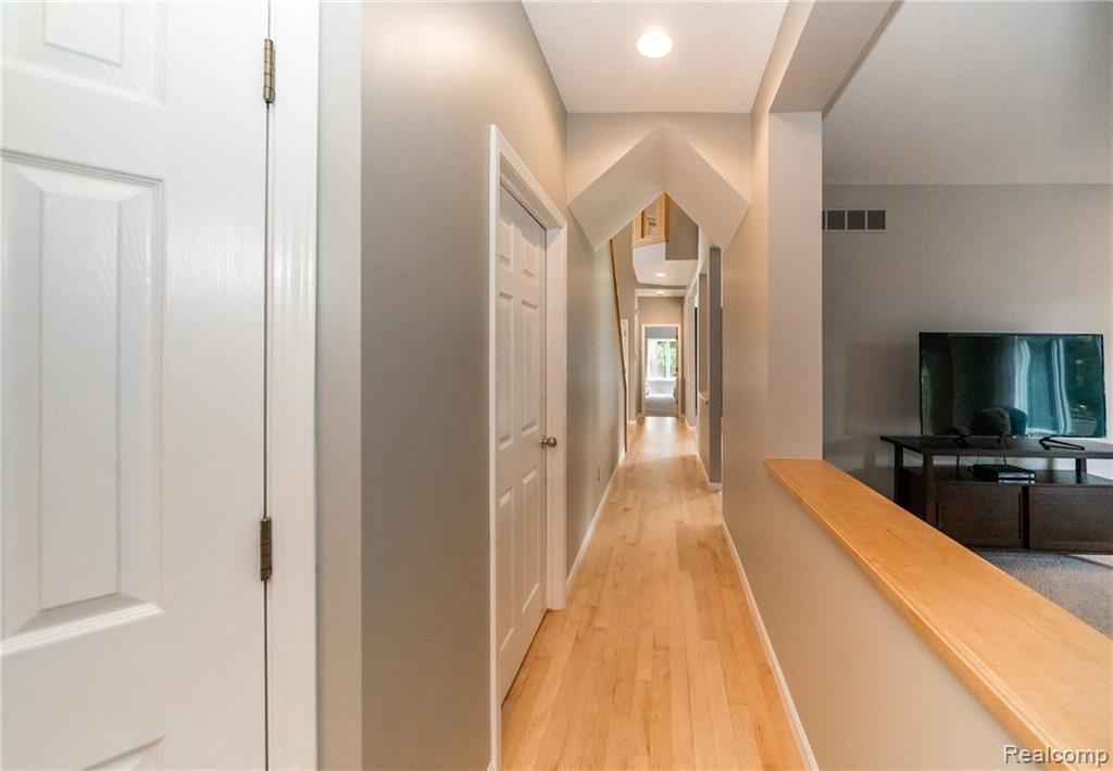 716 Bristol Ln Clarkston Mi 48348 Lucyham Com