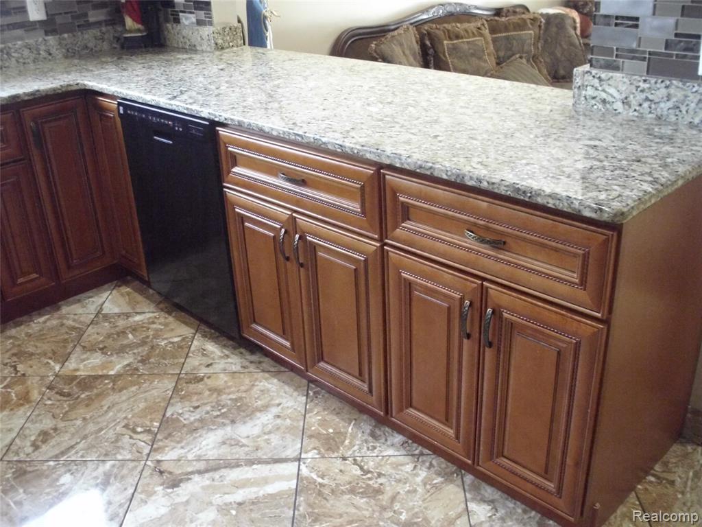 39611 Academy Sterling Heights Mi 48310 2374 Mls 21631279