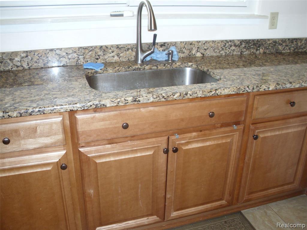 2126 Denise Dr Sterling Heights Mi 48310 3565 Mls 21656909