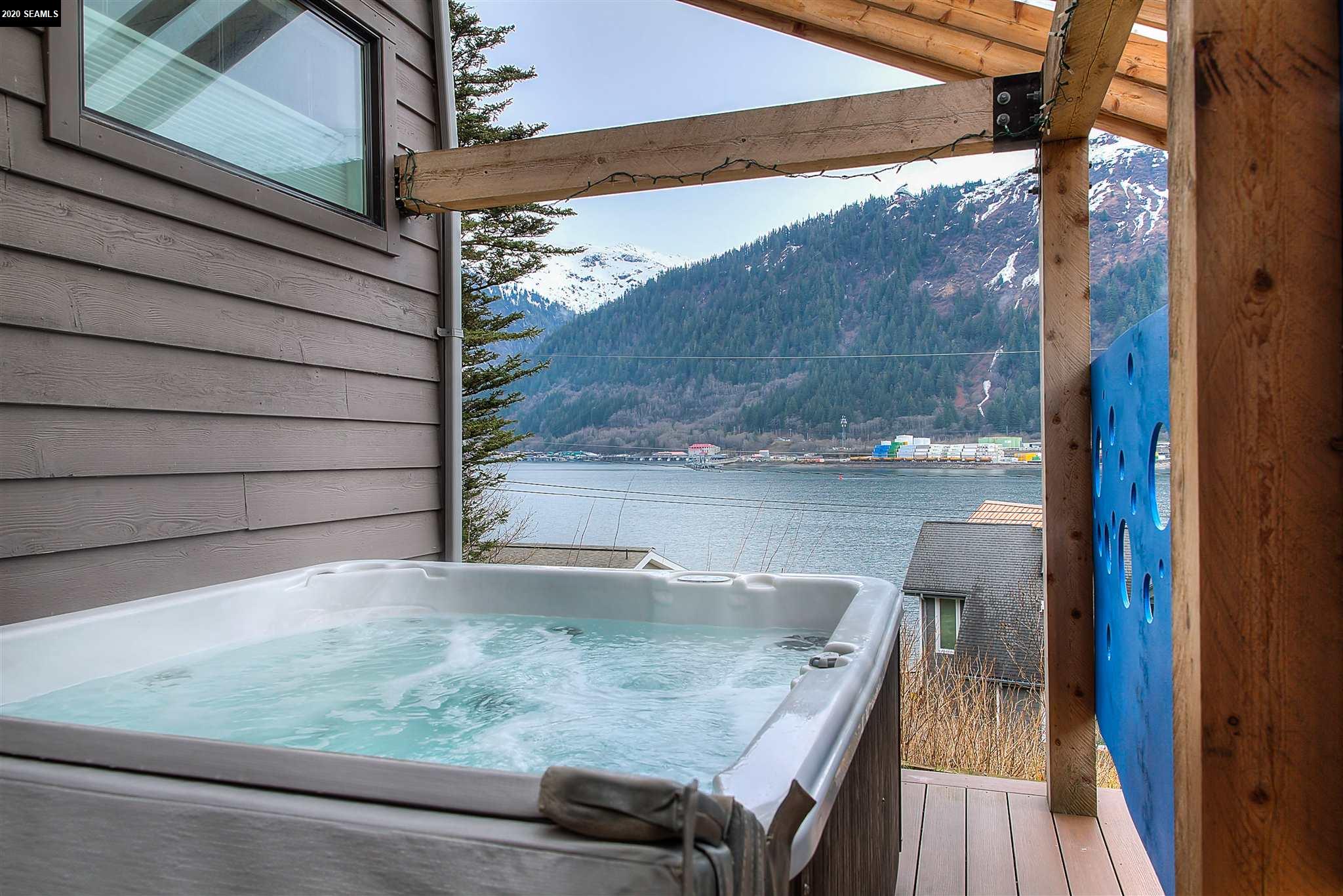 Hot Tub with Views!