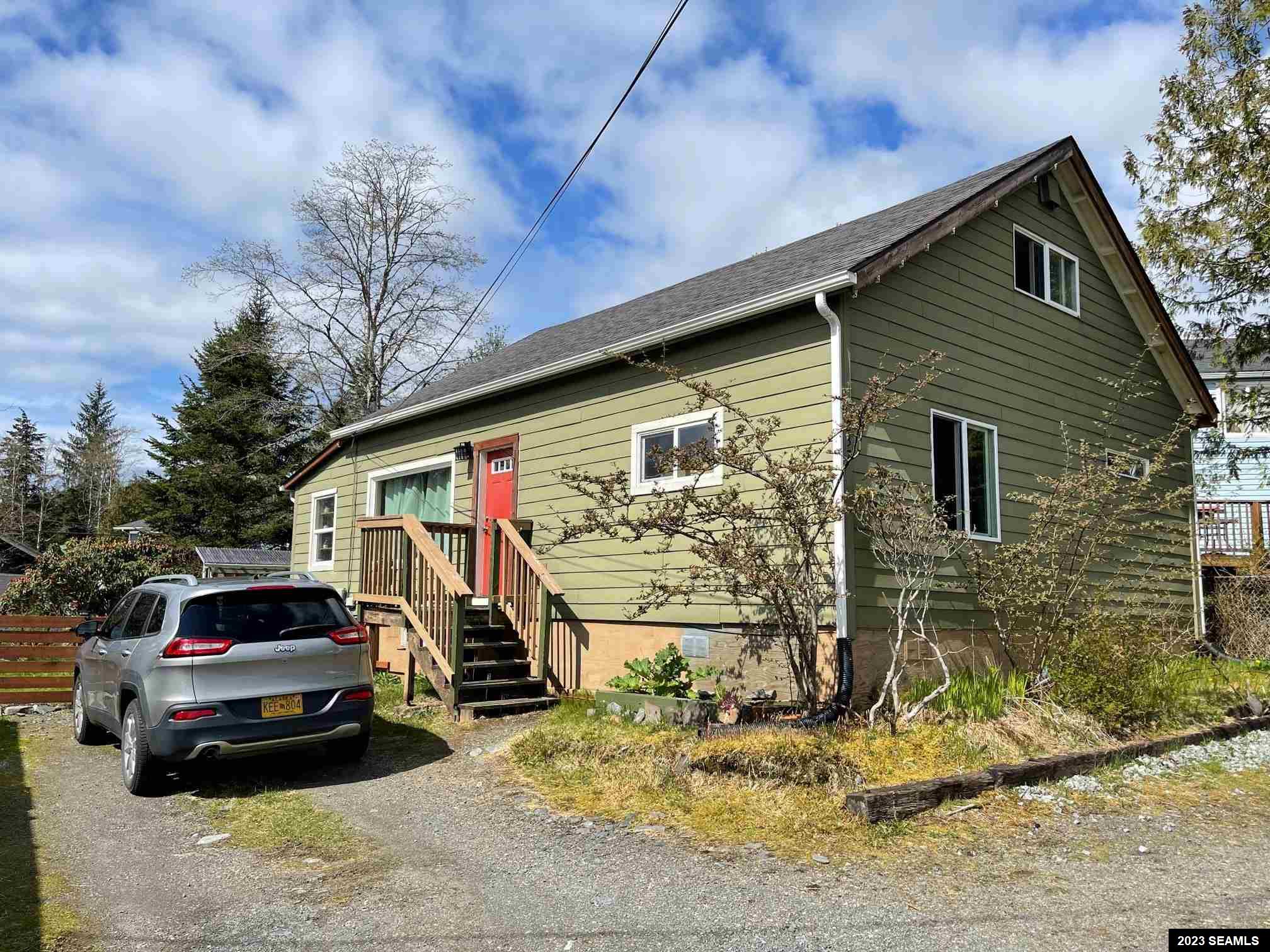 Front of home with great parking