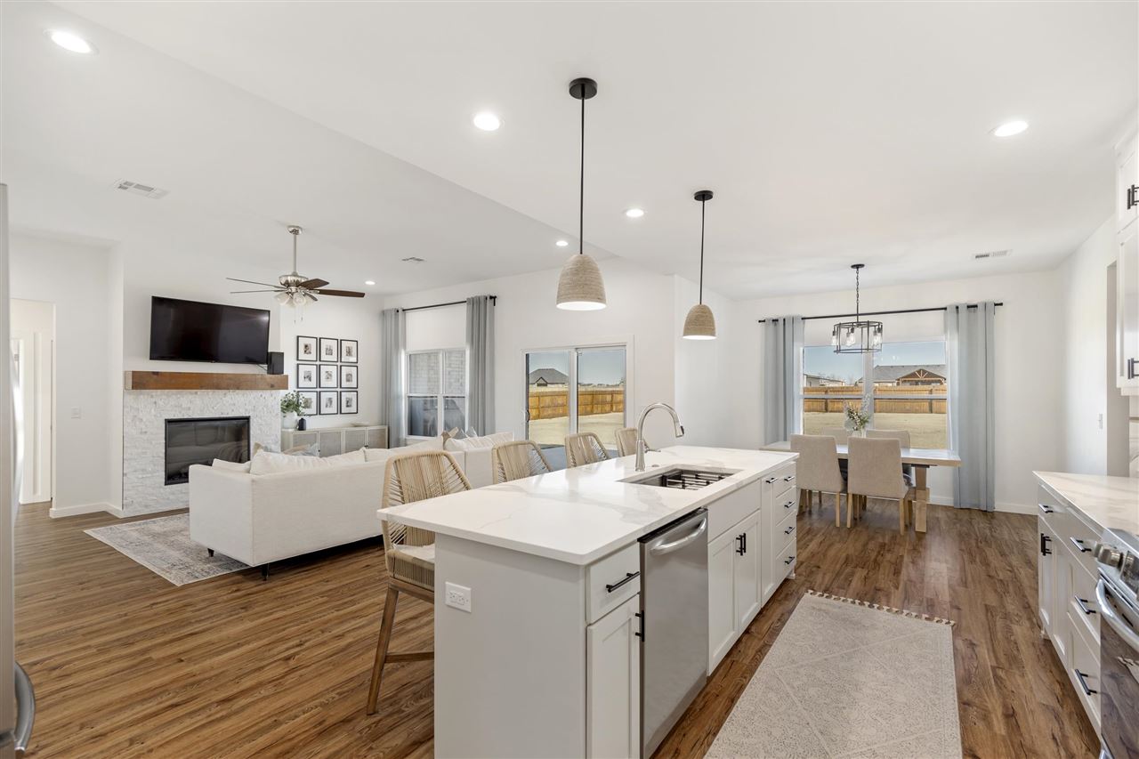 1920 W Forest Ridge