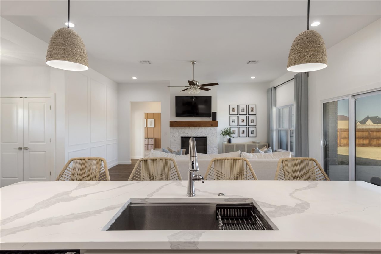 1920 W Forest Ridge
