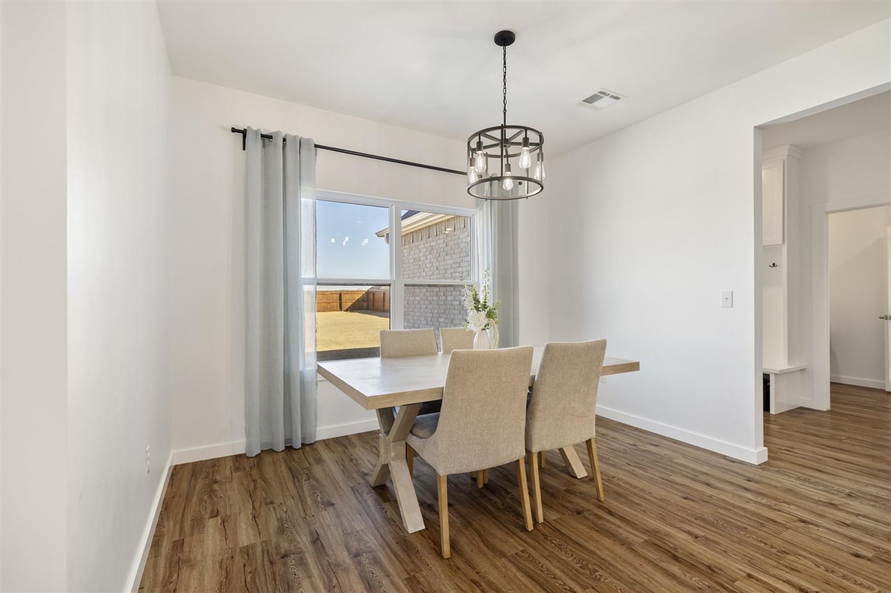 1920 W Forest Ridge