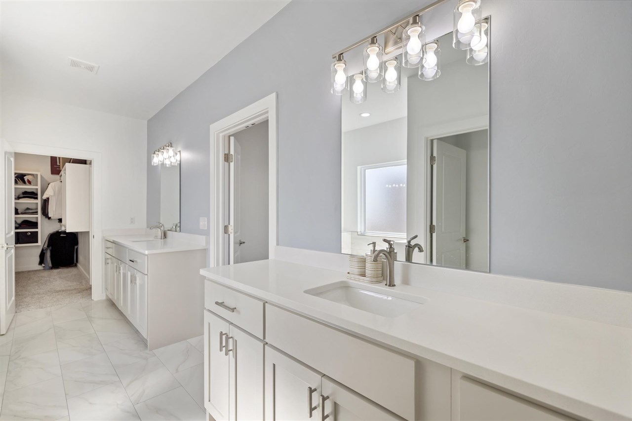 1920 W Forest Ridge