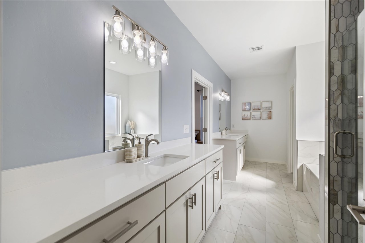 1920 W Forest Ridge