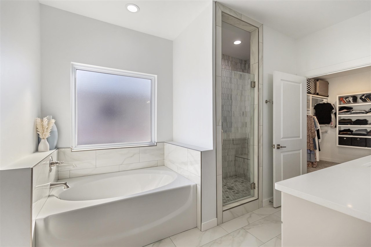 1920 W Forest Ridge