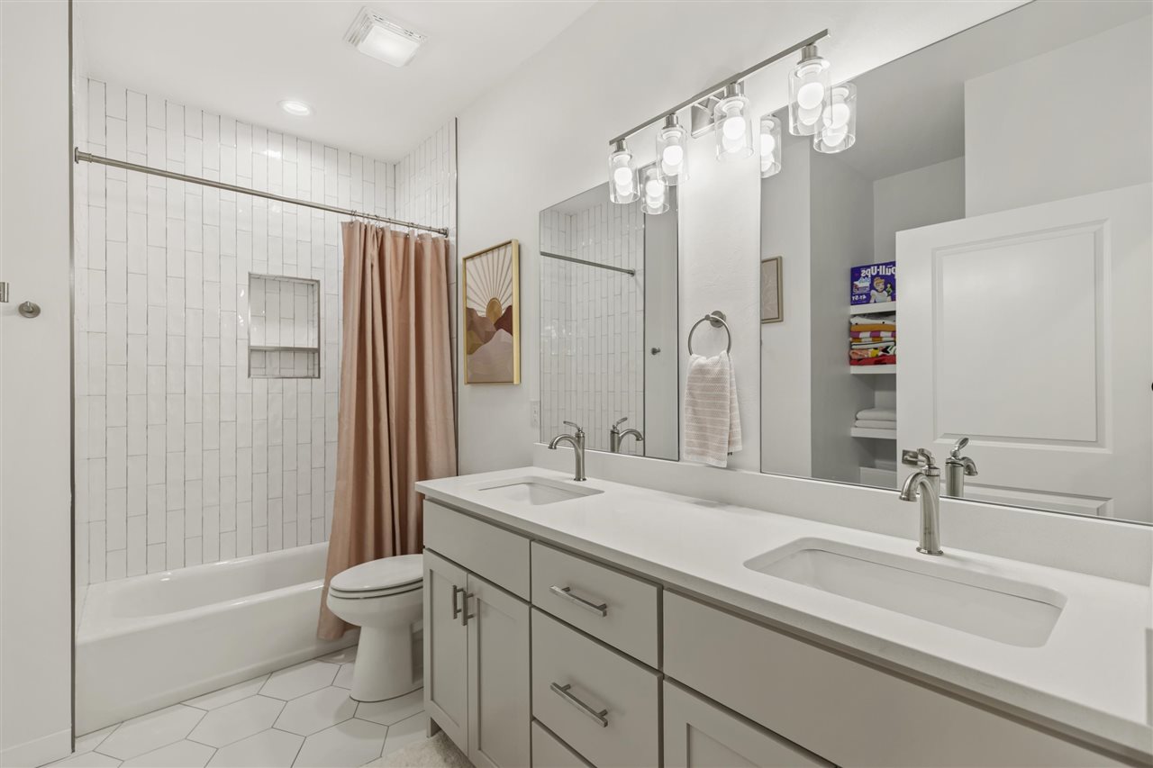 1920 W Forest Ridge