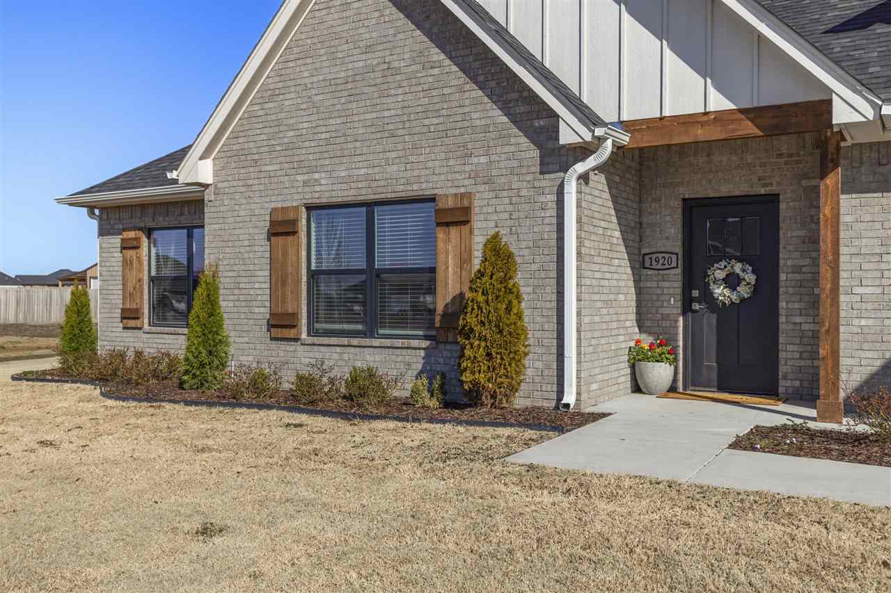 1920 W Forest Ridge