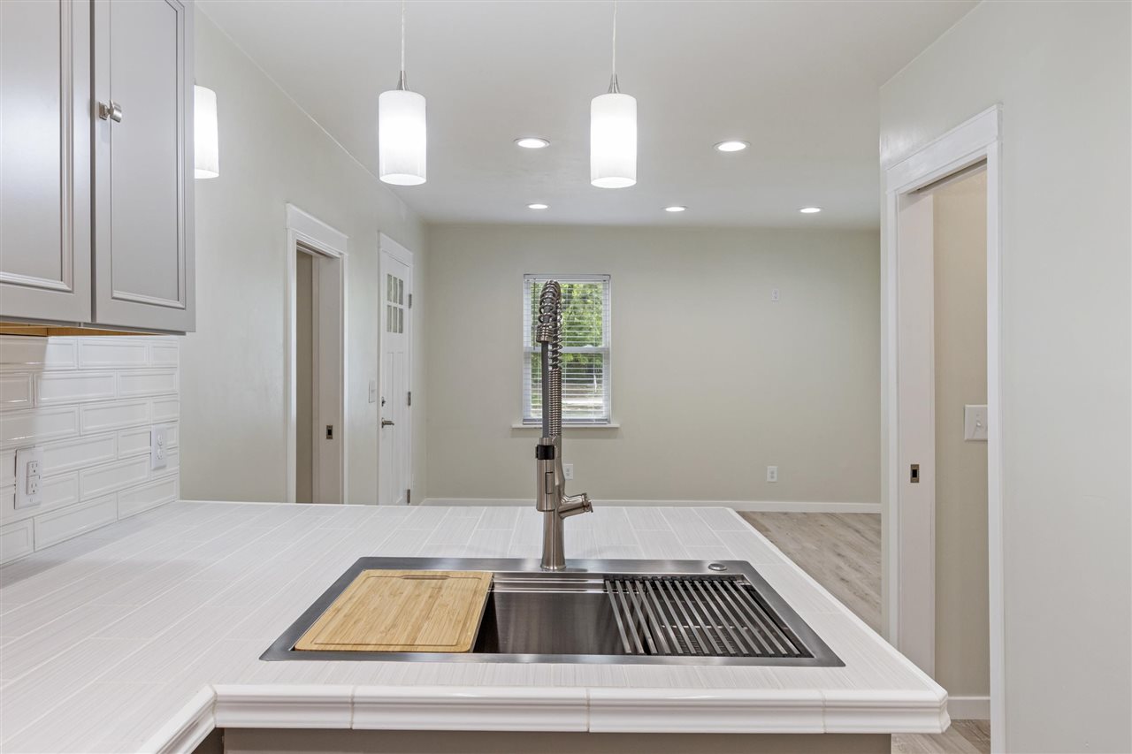 1423 S Husband Place