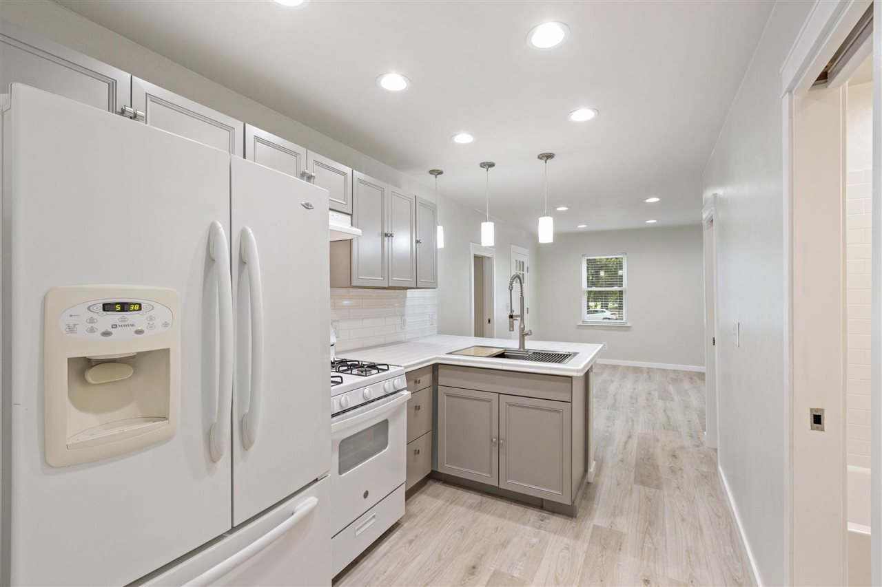 1423 S Husband Place