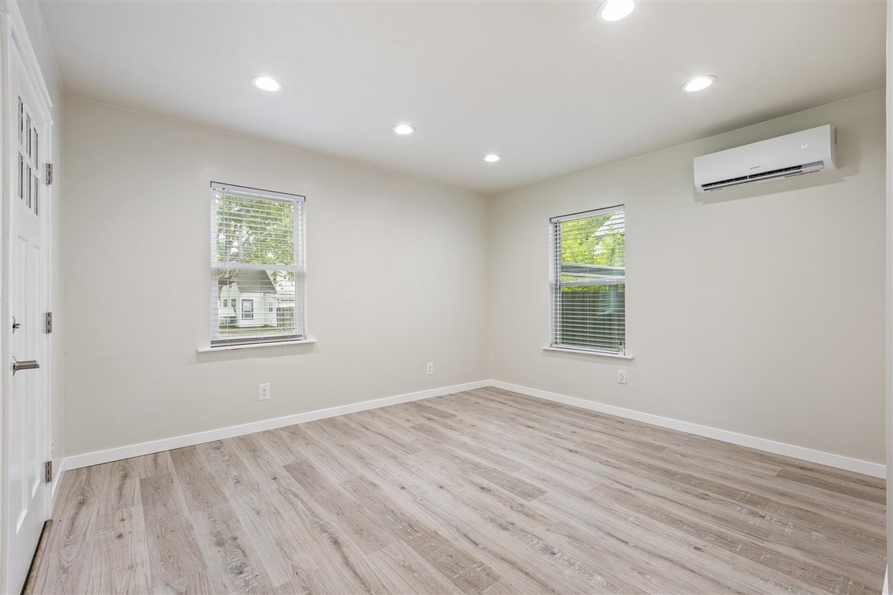 1423 S Husband Place