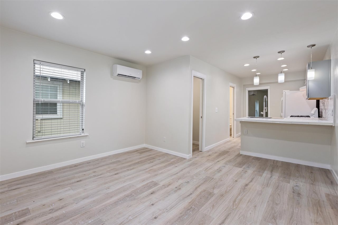 1423 S Husband Place