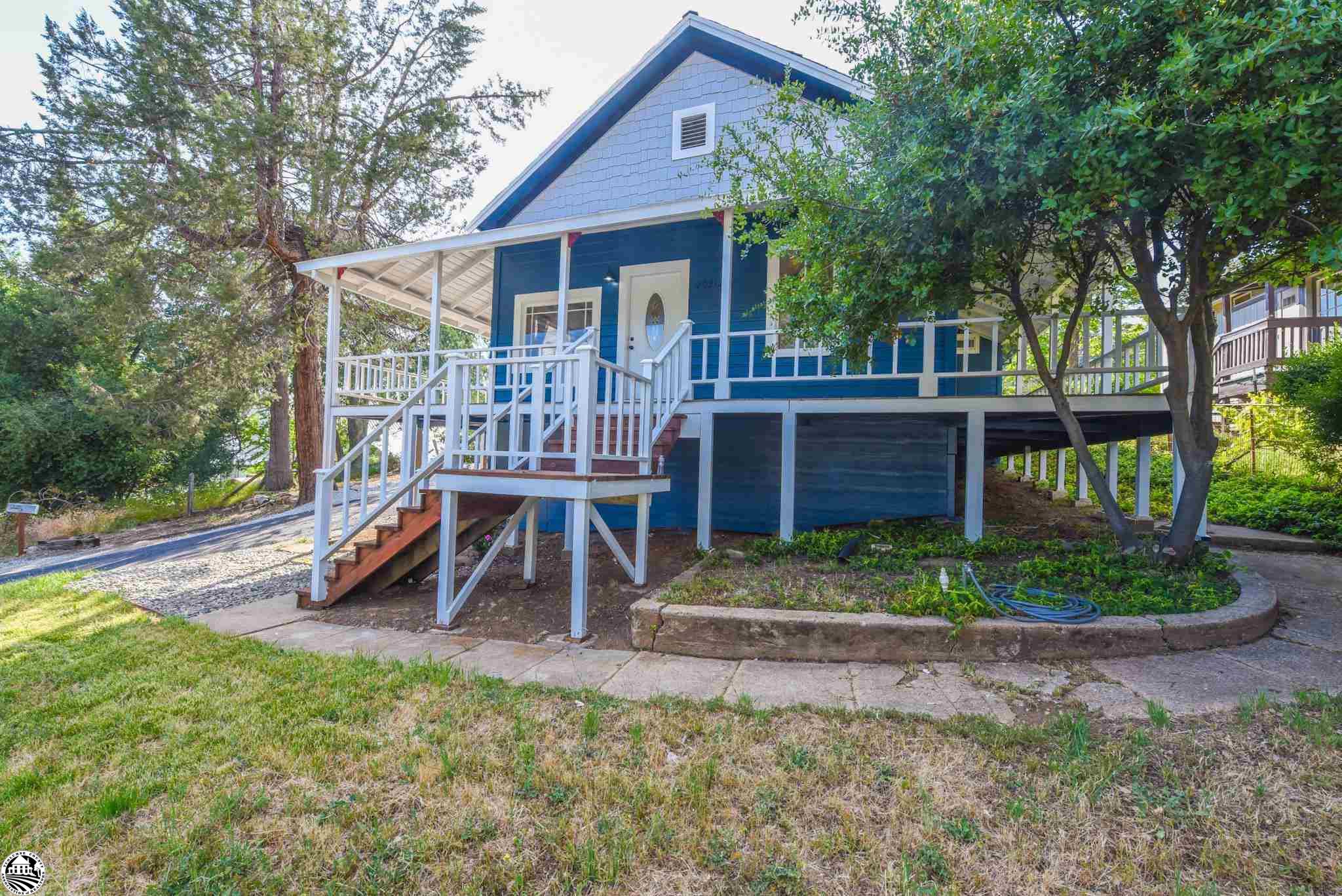Ranch style 3 bedroom, 2 bath home in Soulsbyville.  Features include newer flooring, granite countertops, stainless appliances, central hvac, and a woodstove.  Main level master suite, bonus room, covered porch, shop, and more.  Just minutes to Twain Harte and Sonora.
