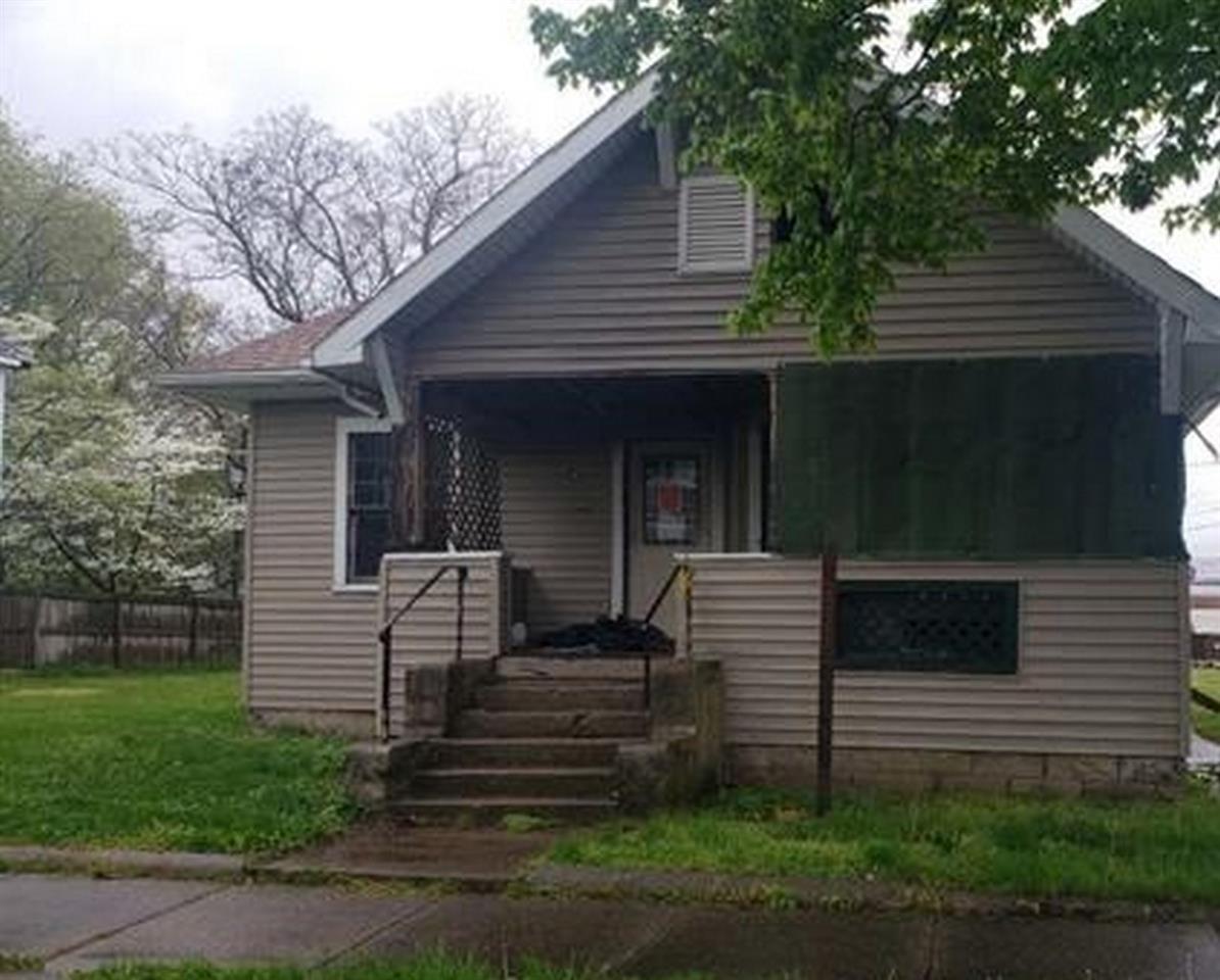 3 BEDROOM, 1 BATH, COTTAGE STYLE HOME. PROPERTY IS CONDEMNED DUE TO A FIRE, Has lots of potential !