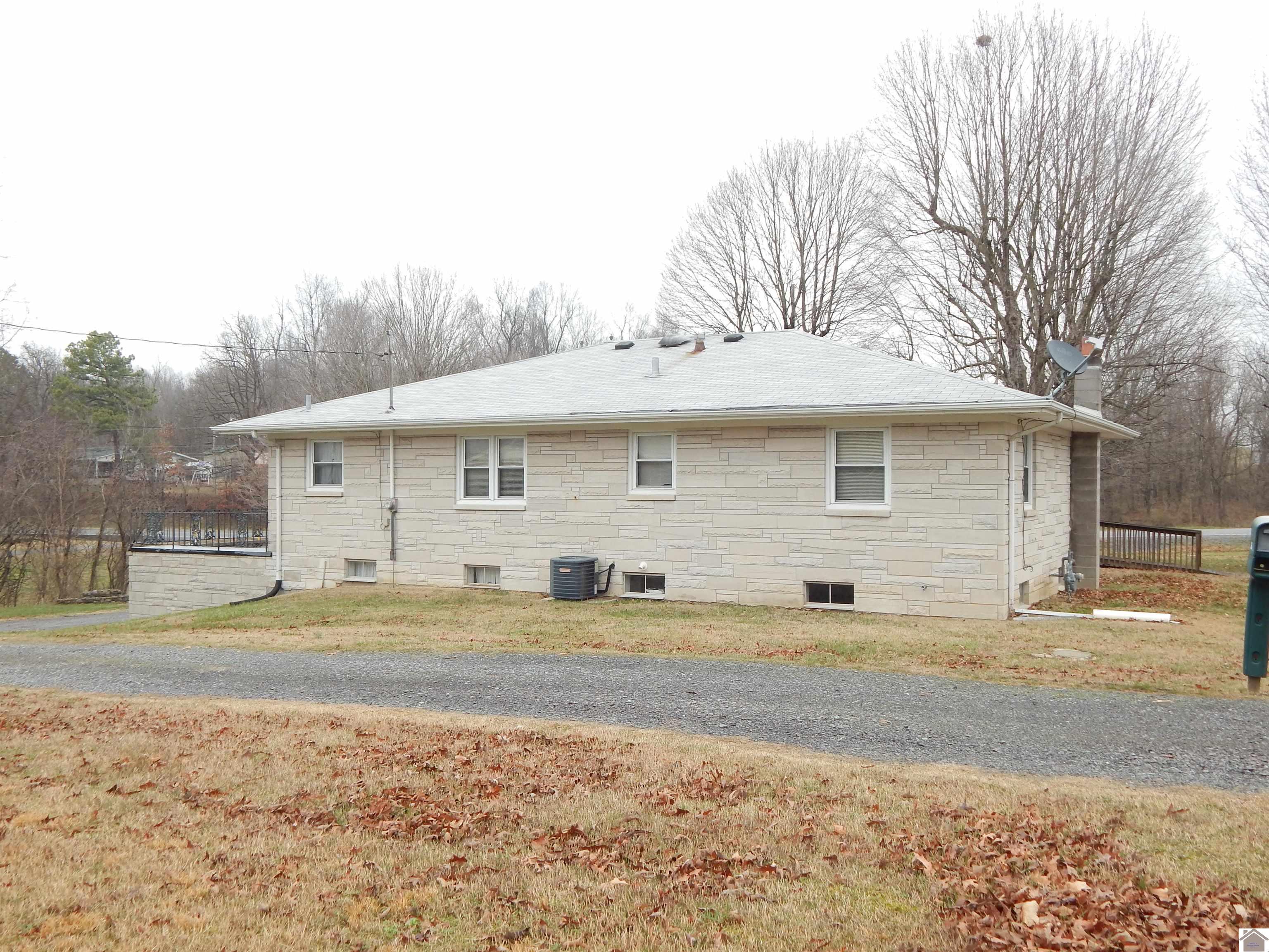 943 Dover Rd, Grand Rivers, KY 42045 Listing Photo  4