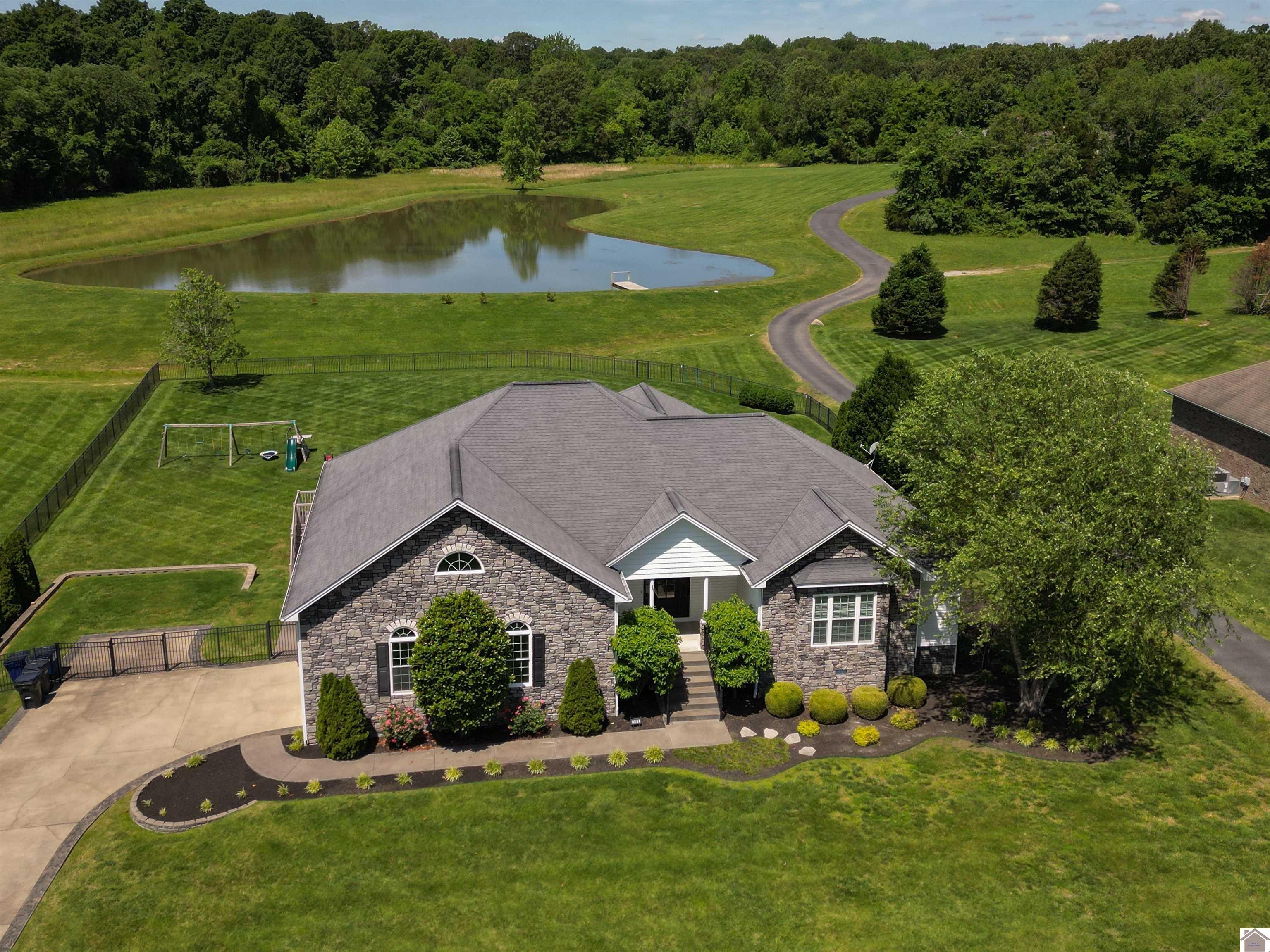 165 Valor Ct, Paducah, KY 42003 Listing Photo  2